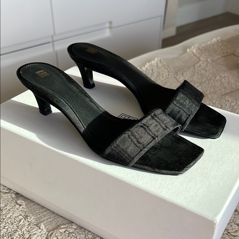 TOTEME Square Toe Kitten Heel Satin
Sandal
